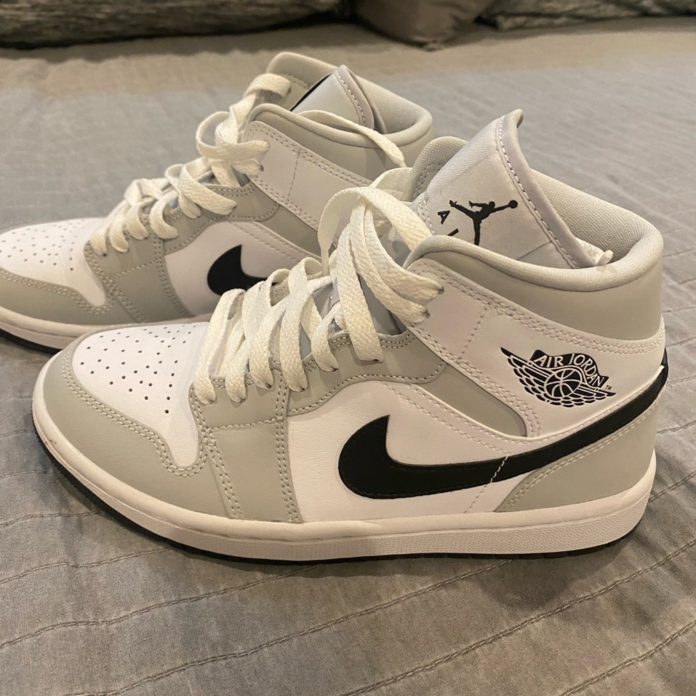 Air Jordan 1 Mid 'Grey Fog'